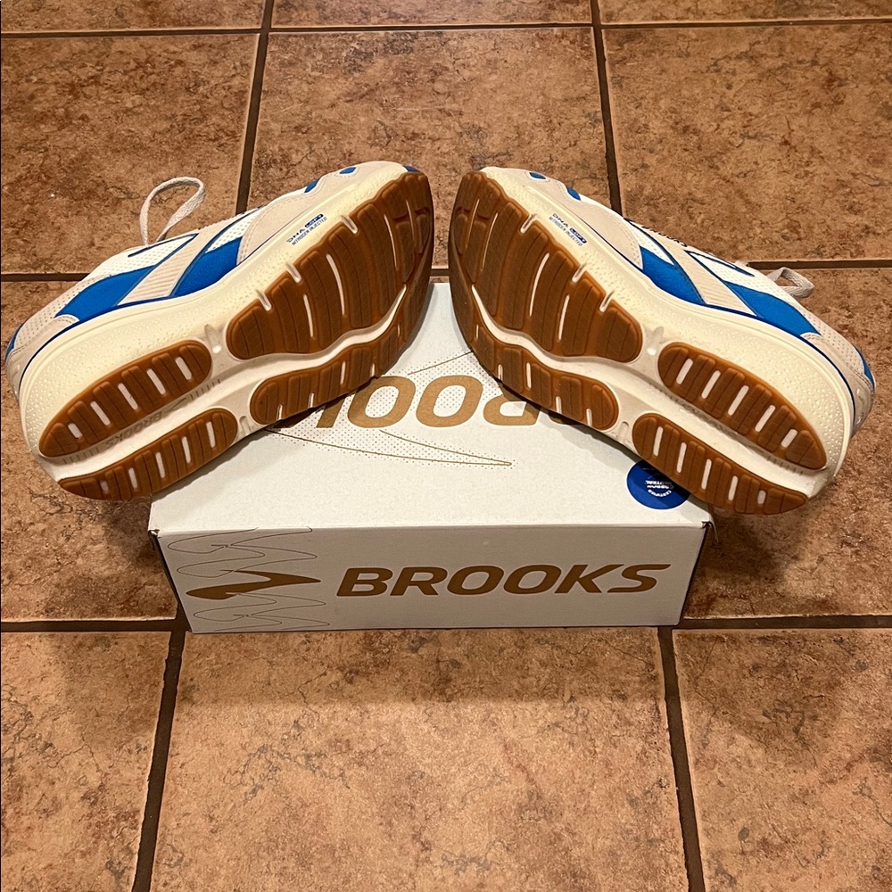 Brooks Women’s Ghost Max SE 8.5
Limited Edition Color - Picture 3 of 6